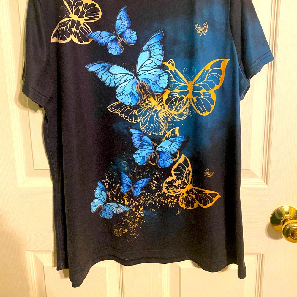 Beautiful T-shirt surrounded by butterflies on the front & back.